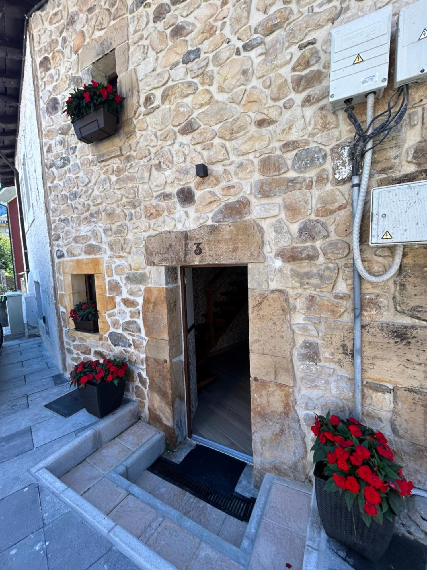 Apartamentos San Roque Arenas De Cabrales Dış mekan fotoğraf