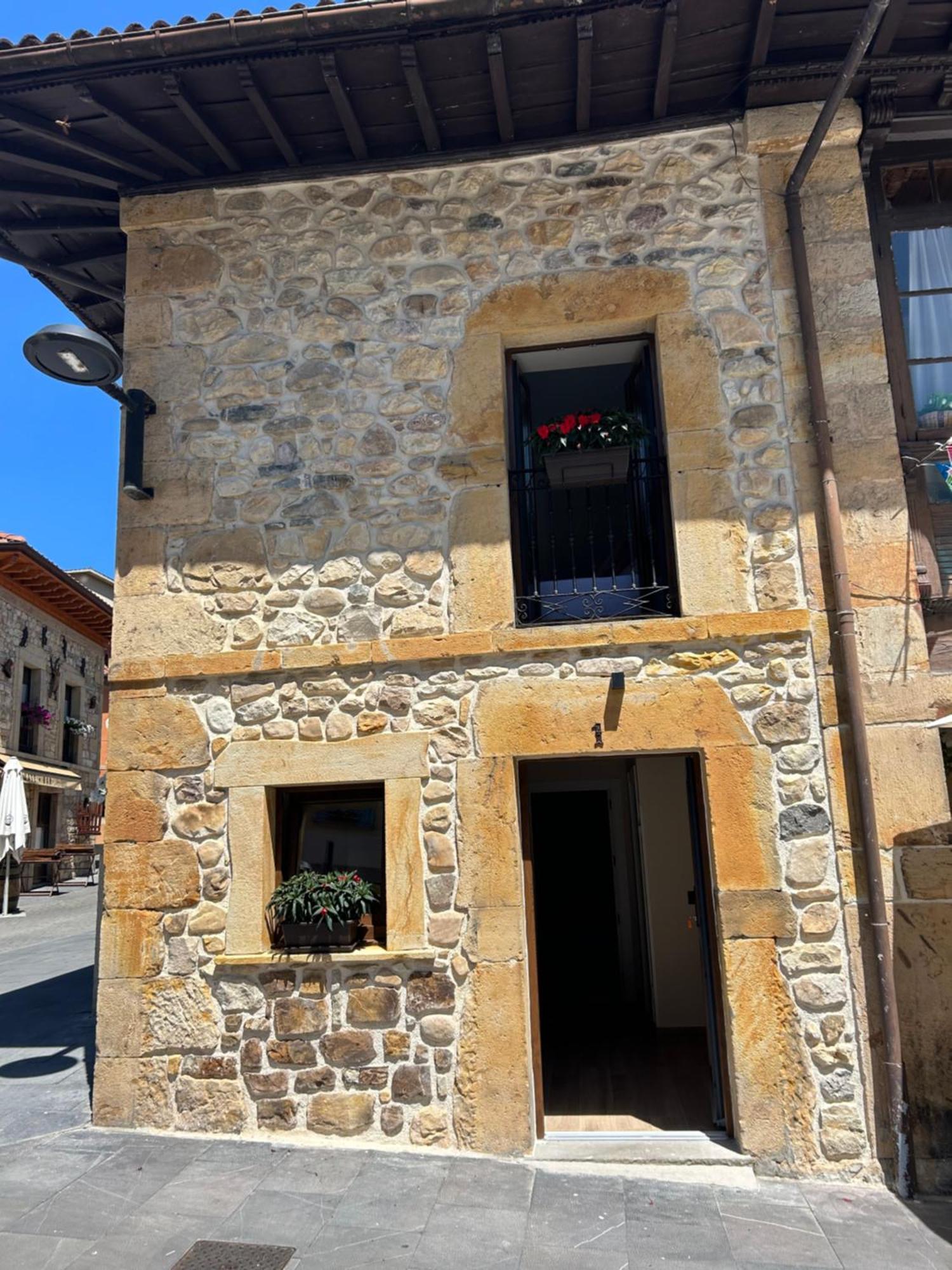 Apartamentos San Roque Arenas De Cabrales Dış mekan fotoğraf